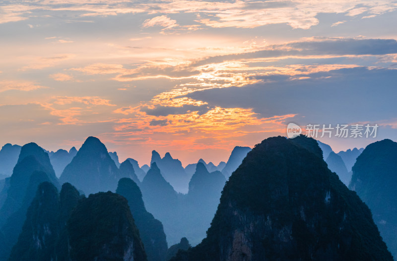 桂林兴坪古镇老寨山看喀斯特地貌群山与夕阳