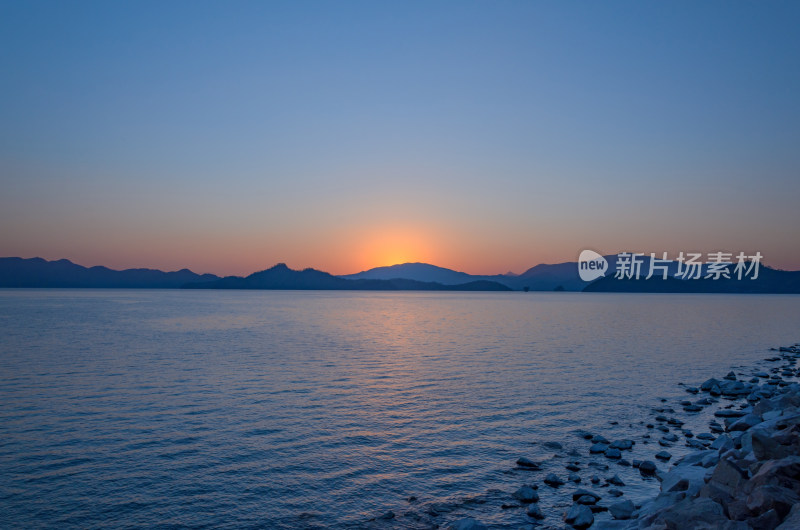 香港大埔区大美督船湾淡水湖日出朝阳