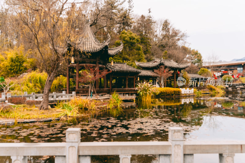 黄山市齐云山旅游景区中式建筑旁的山间景致