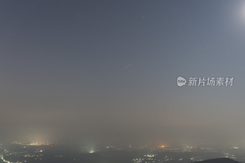 城市夜景星空下灯火阑珊的景象