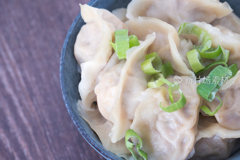 特写煮熟的白面饺子