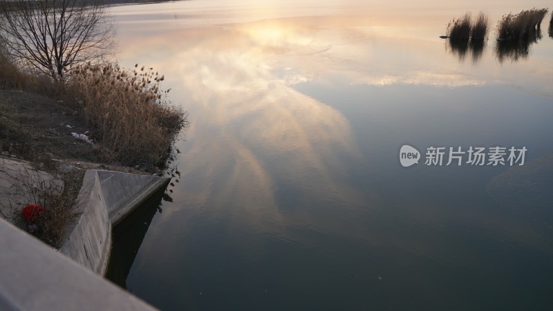 湖边的黄昏日落风景