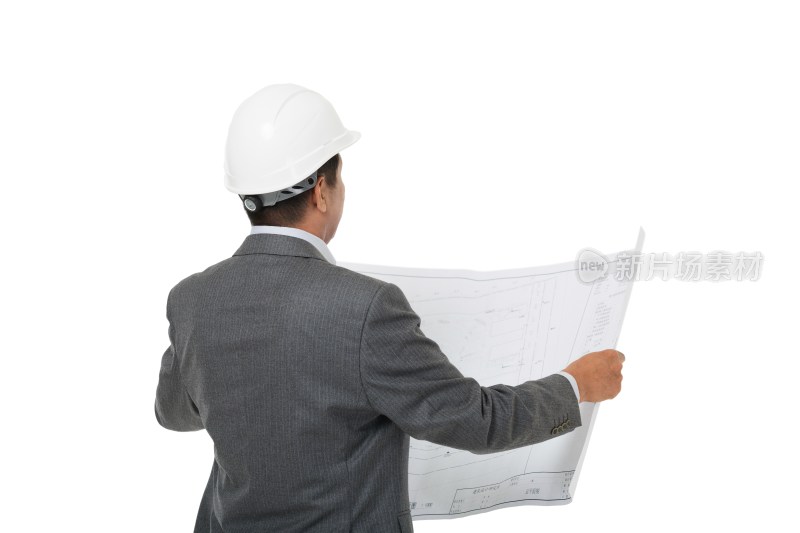 中年男建筑工程师拿着图纸