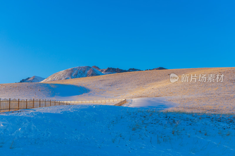 新疆冬季赛里木湖雪景雪山冰湖蓝冰日照金山