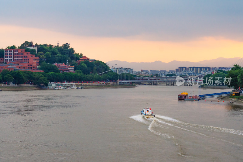 福建福州市的闽江上夕阳风光