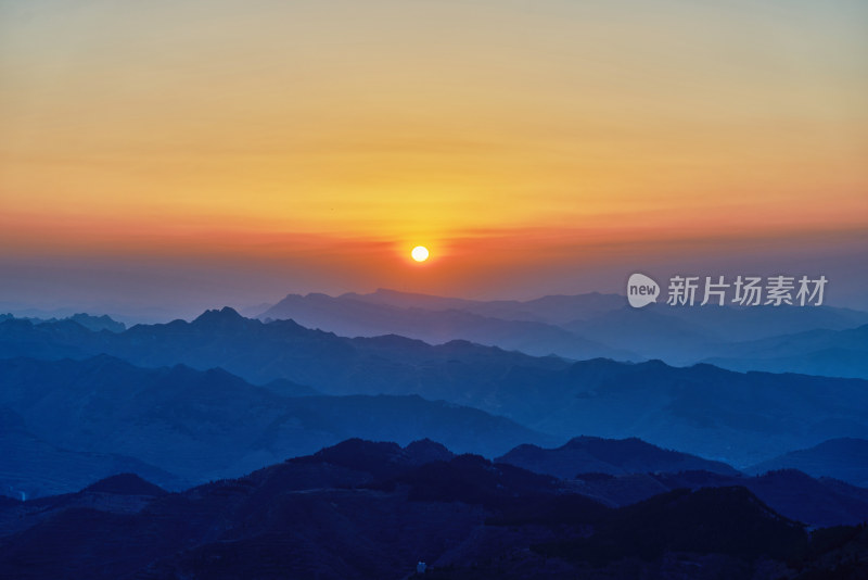 夕阳下的潭溪山