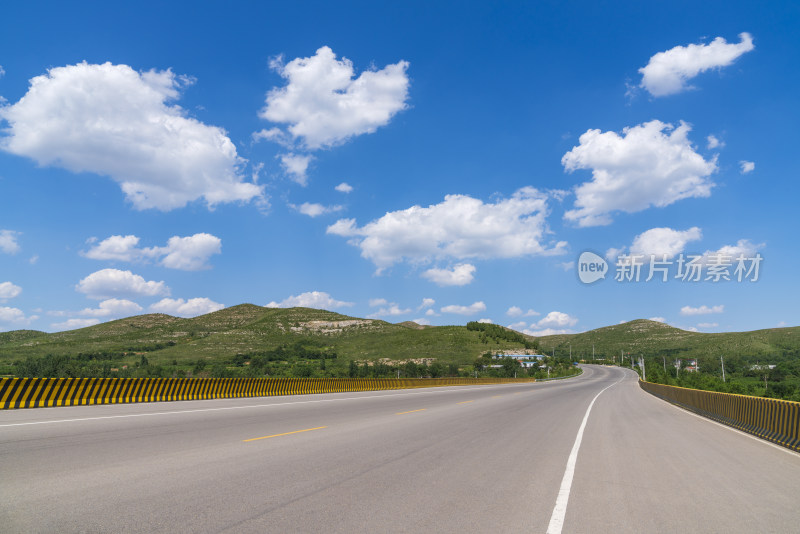 公路蓝天白云风景