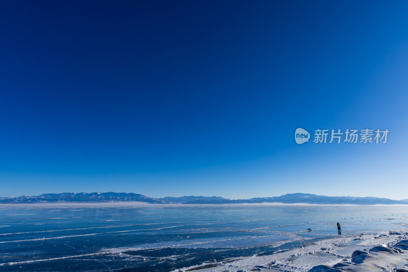 新疆冬季赛里木湖雪景雪山冰湖蓝冰日照金山