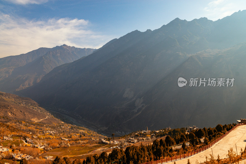 高原峡谷风光丹巴民居