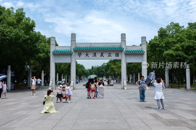 游客游览武汉大学