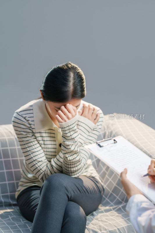 青年女人和心理医生交谈