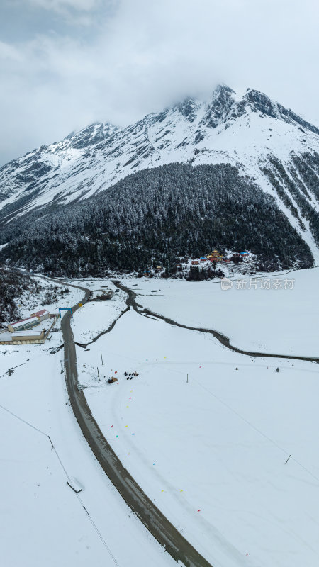 西藏林芝地区墨脱县多雄拉雪山高空航拍