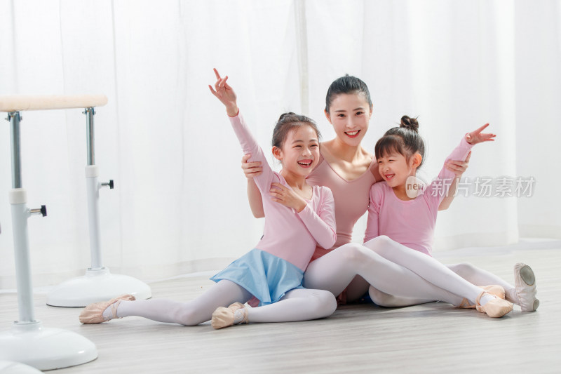 年轻舞蹈教师和小女孩
