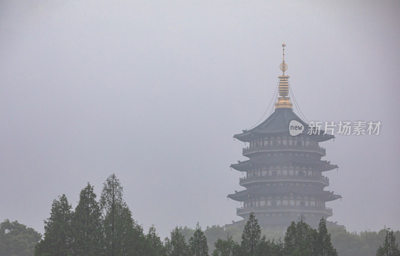 杭州西湖长桥公园雷峰塔雾色景观