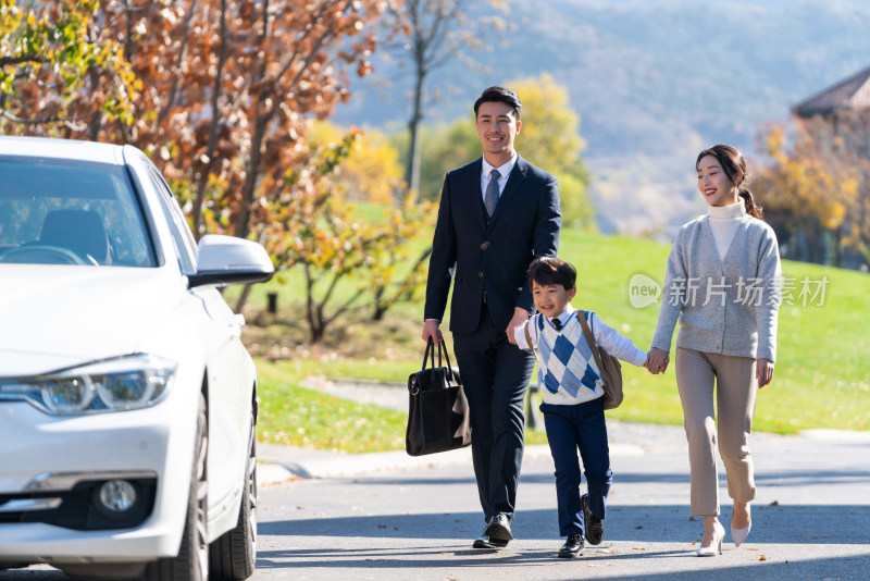 年轻夫妻送孩子去上学