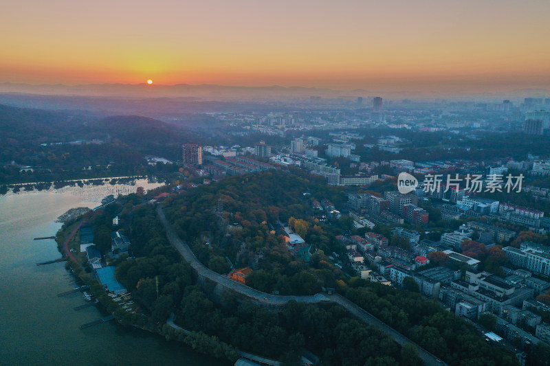 航拍夕阳下的南京城