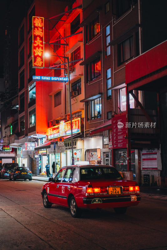 香港街头夜晚的出租车与车辆