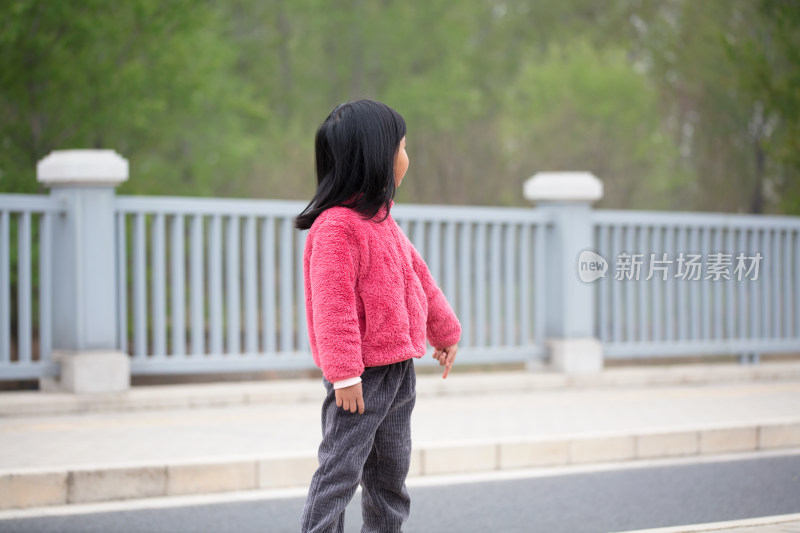 等待放飞风筝的小女孩