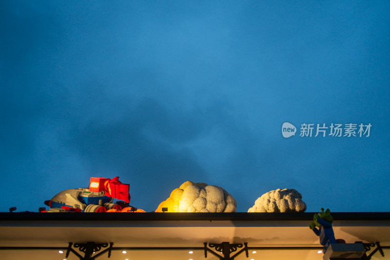 屋顶上的乐高雕塑夜景