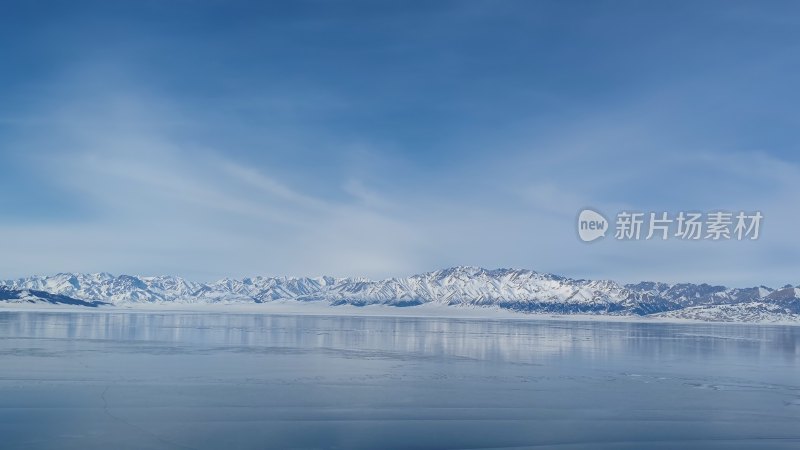 雪山下的宁静湖泊全景