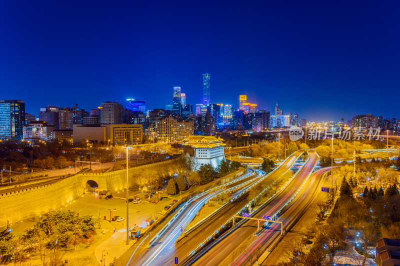 北京国贸与明城墙遗址车流城市夜景