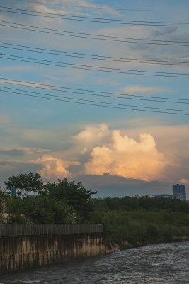 夕阳余晖美丽云朵