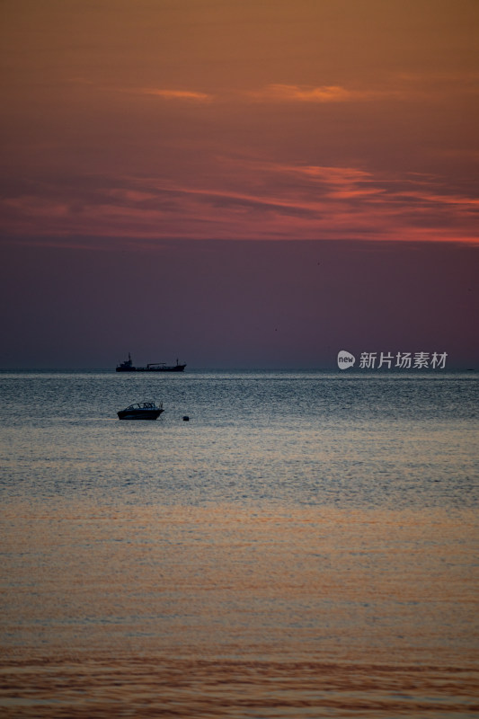 山东烟台第一海上浴场栈桥海上日出景观