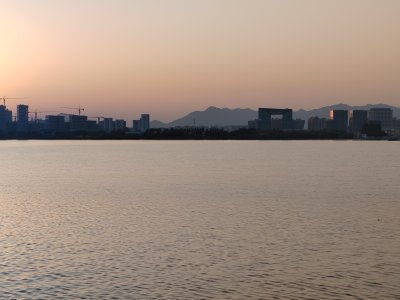 城市山水间，平静湖面映衬林立高楼