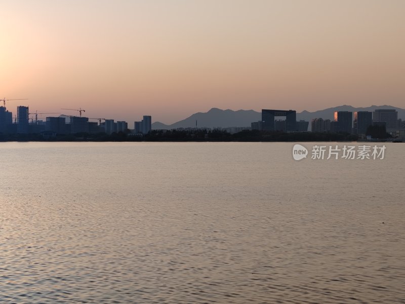 城市山水间，平静湖面映衬林立高楼