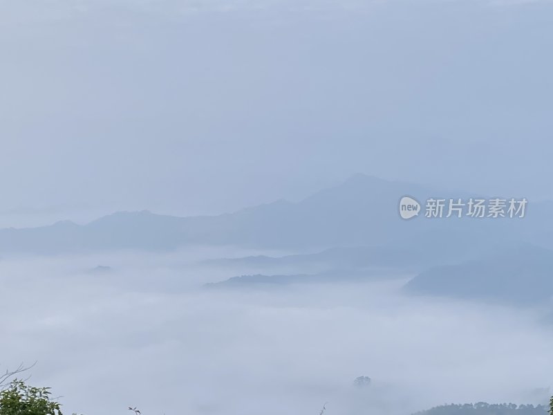 山顶眺望云雾缭绕的群山景观