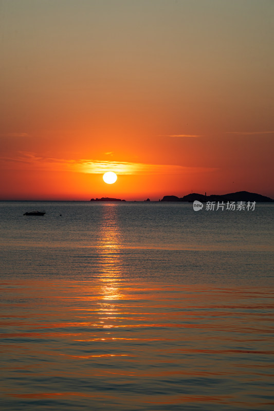 山东烟台第一海上浴场栈桥海上日出景观