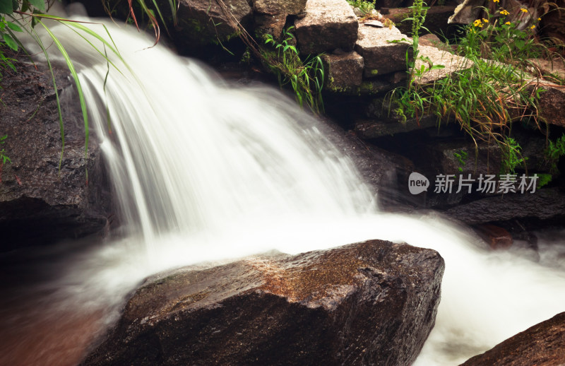 山间溪流岩石流水景观