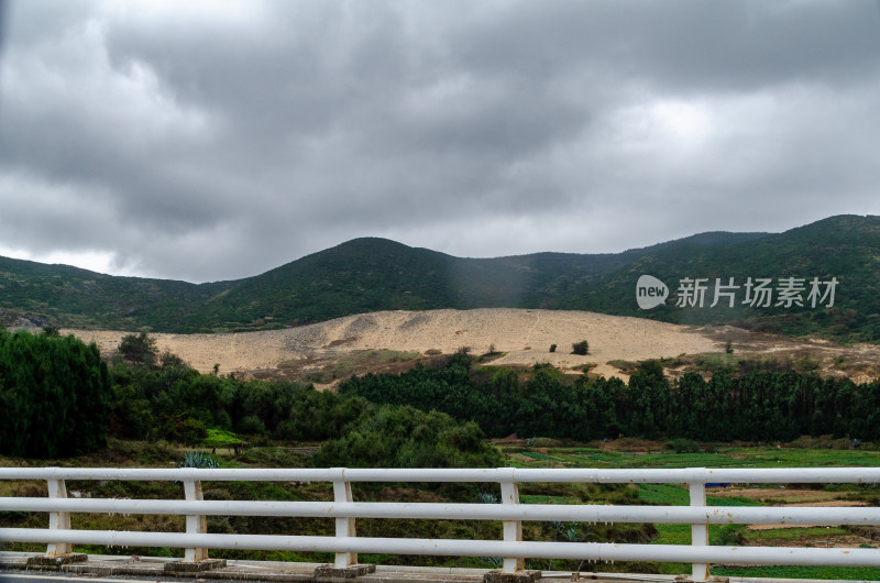 山间多云天荒地景观近景