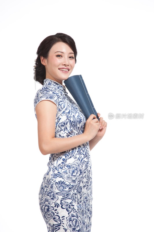 棚拍身穿中国传统服装的年轻女人看书