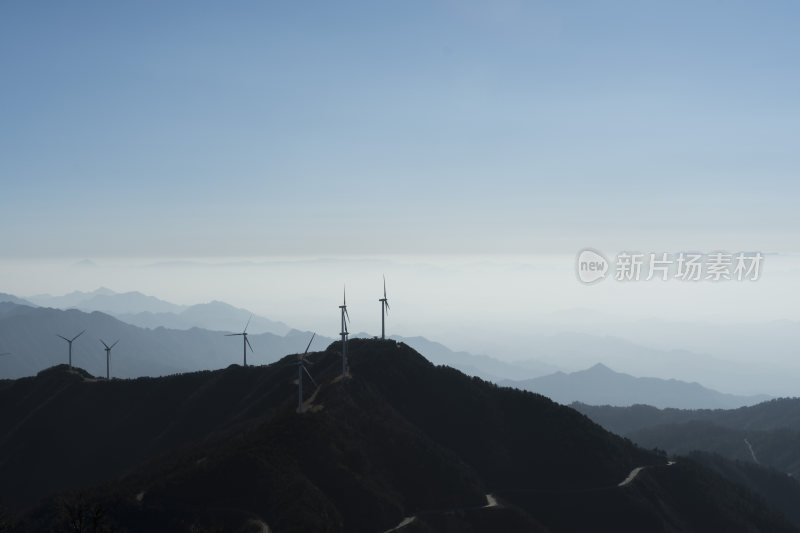 山顶上的日出风光全景