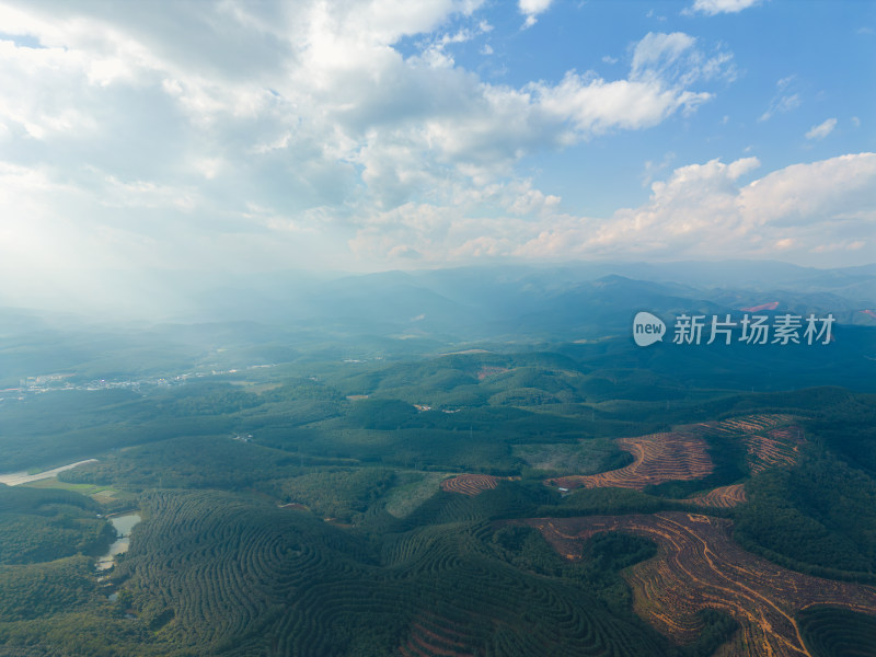 航拍郊外的山脉自然风光