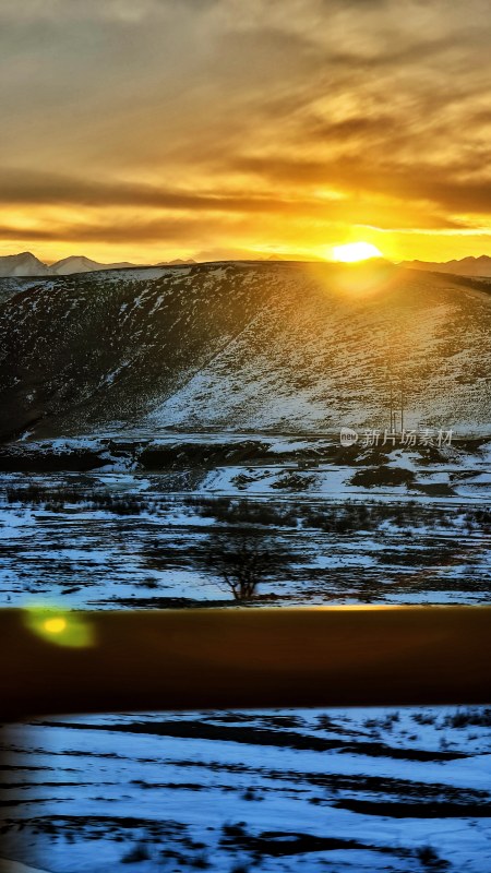 雪后大地在夕阳照耀下的壮丽景观