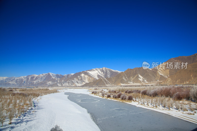 中国西藏冬季拉萨河雪景及拉萨河大桥