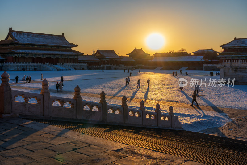 夕阳下的太和殿广场与游客