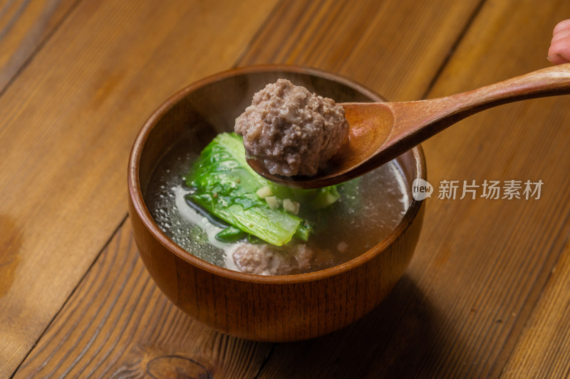 特色中餐小白菜汆丸子