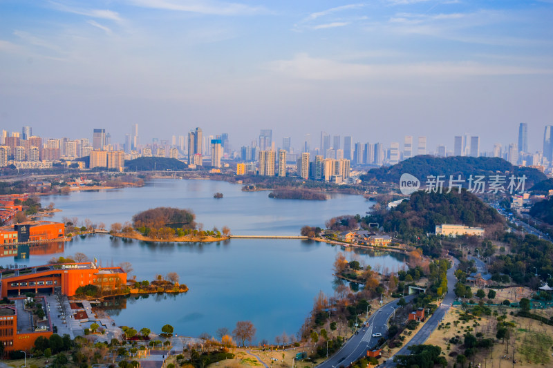 长沙西湖公园湖畔道路与建筑俯瞰景观