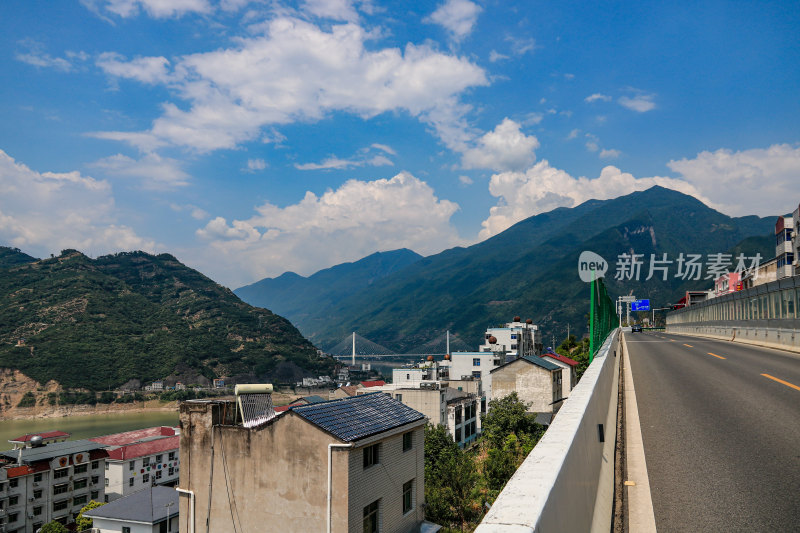 夏日晴空下的长江三峡，西陵峡口，秭归城镇