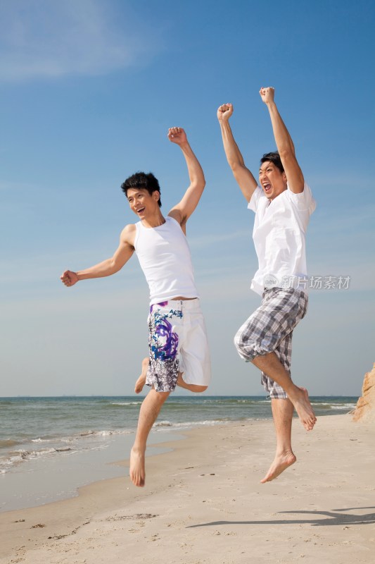 海边休闲装年轻男人跳跃