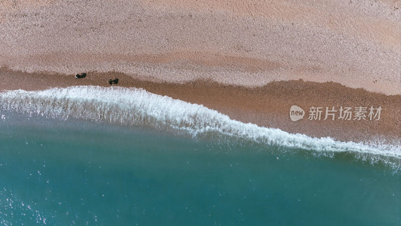 俯拍海滩海浪与沙滩景象