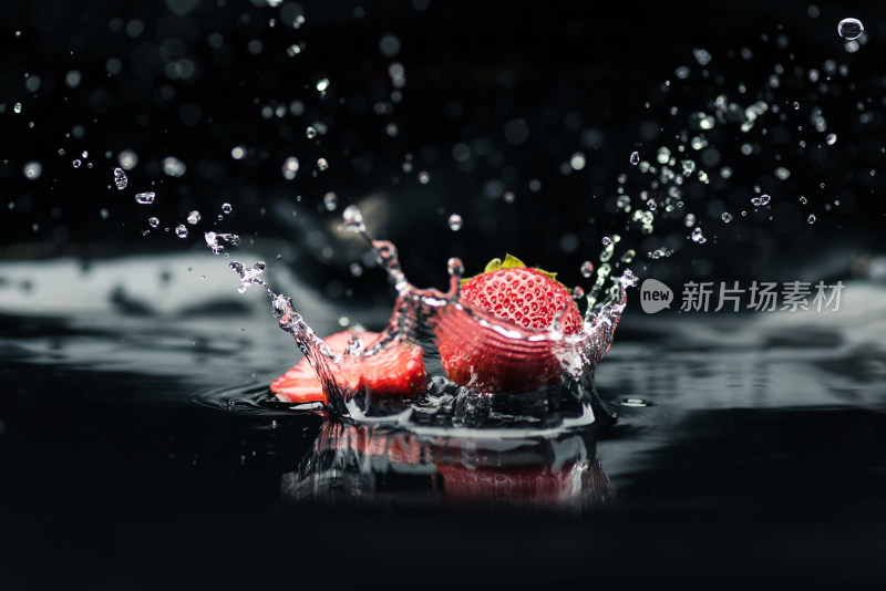 草莓落水溅起水花特写