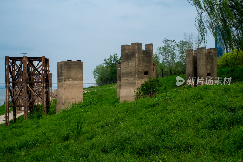 草地中的老旧建筑遗迹