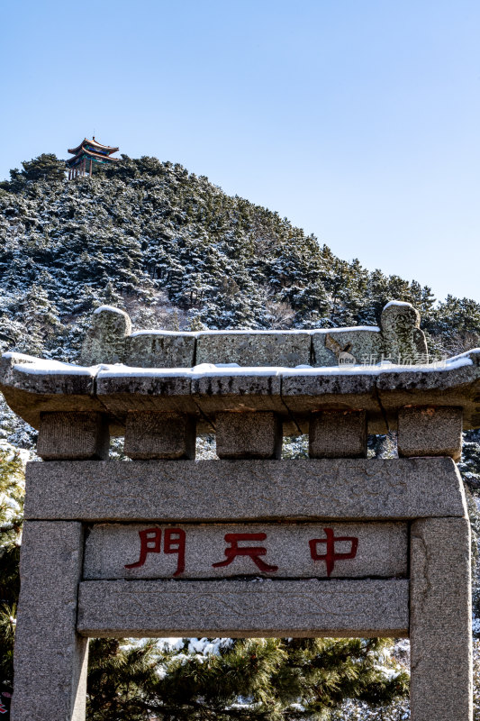 山东泰安泰山风景区雪景自然景观