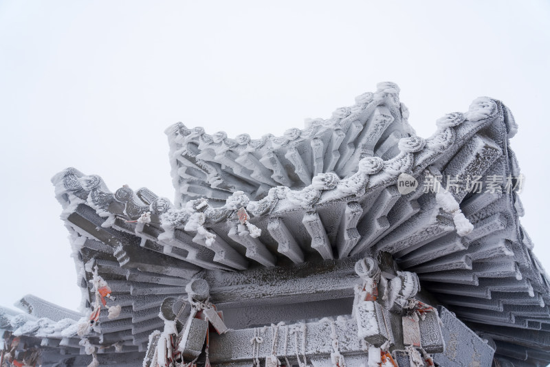 古建筑房檐大雪冰冻