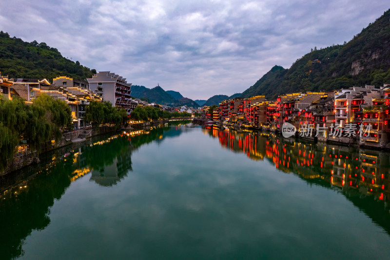 贵州黔东南镇远古镇夜景航拍图