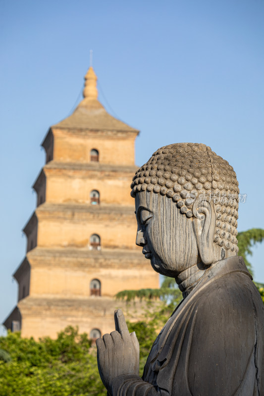 西安大雁塔大慈恩寺遗址公园释迦牟尼像景观